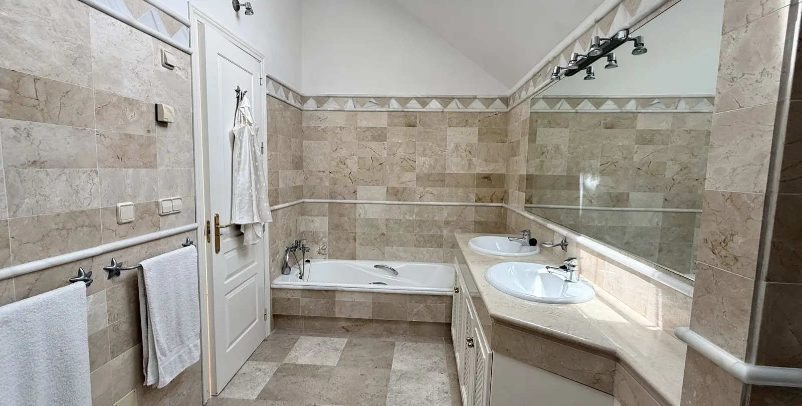 Sale of penthouse in Río Real 38
