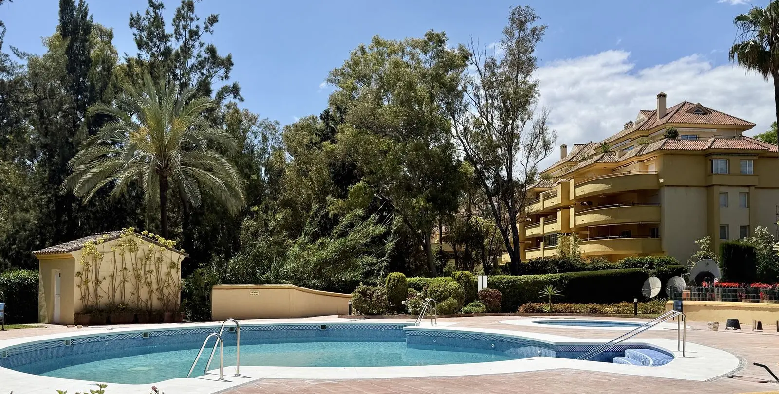 Sale of penthouse in Río Real 43