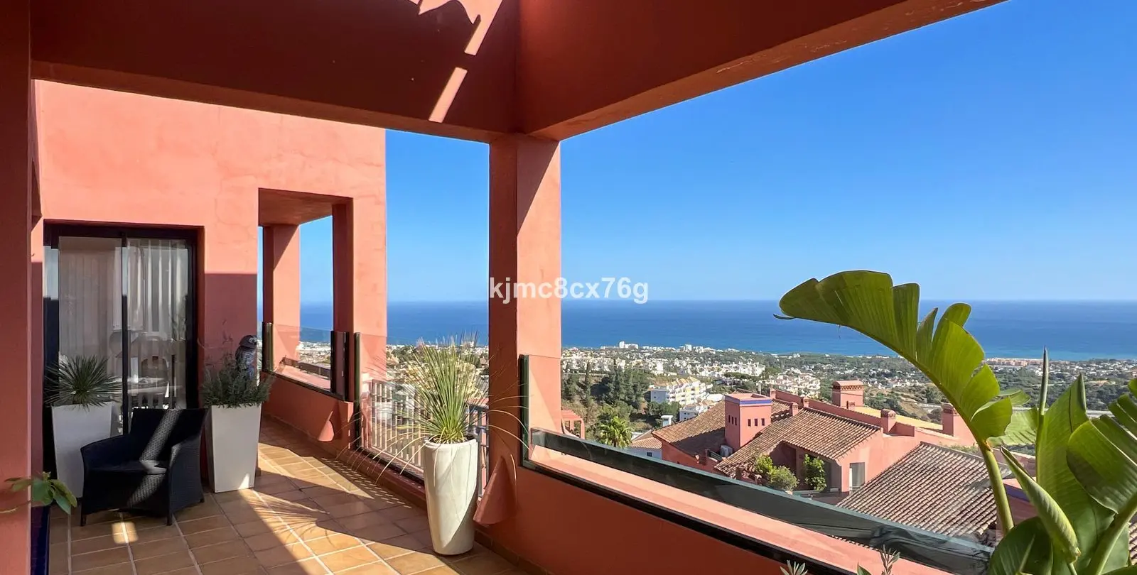 Sale of middle floor apartment in Calahonda 1