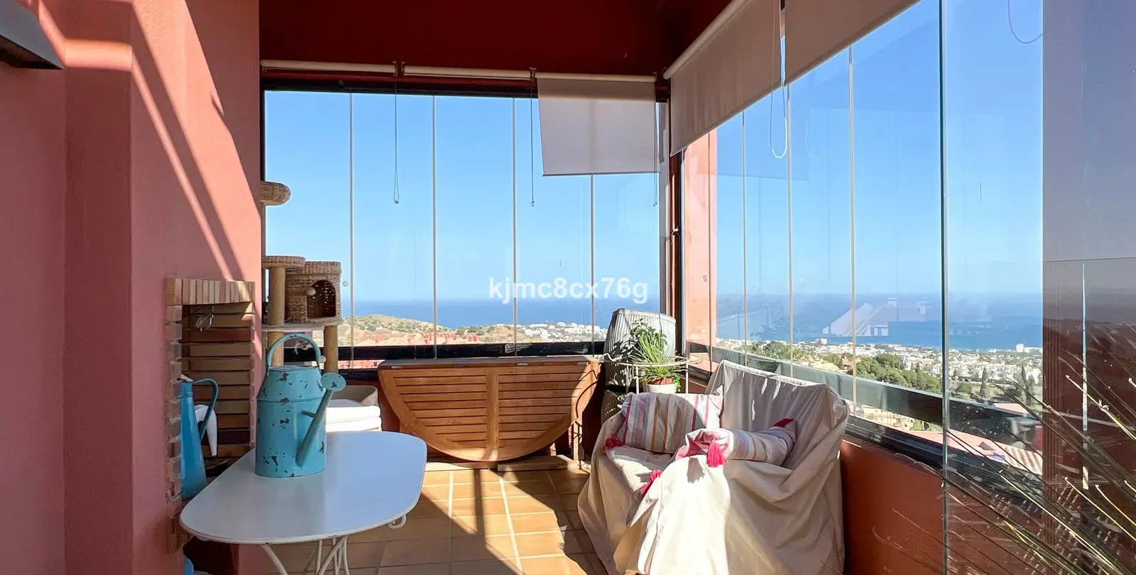 Sale of middle floor apartment in Calahonda 2