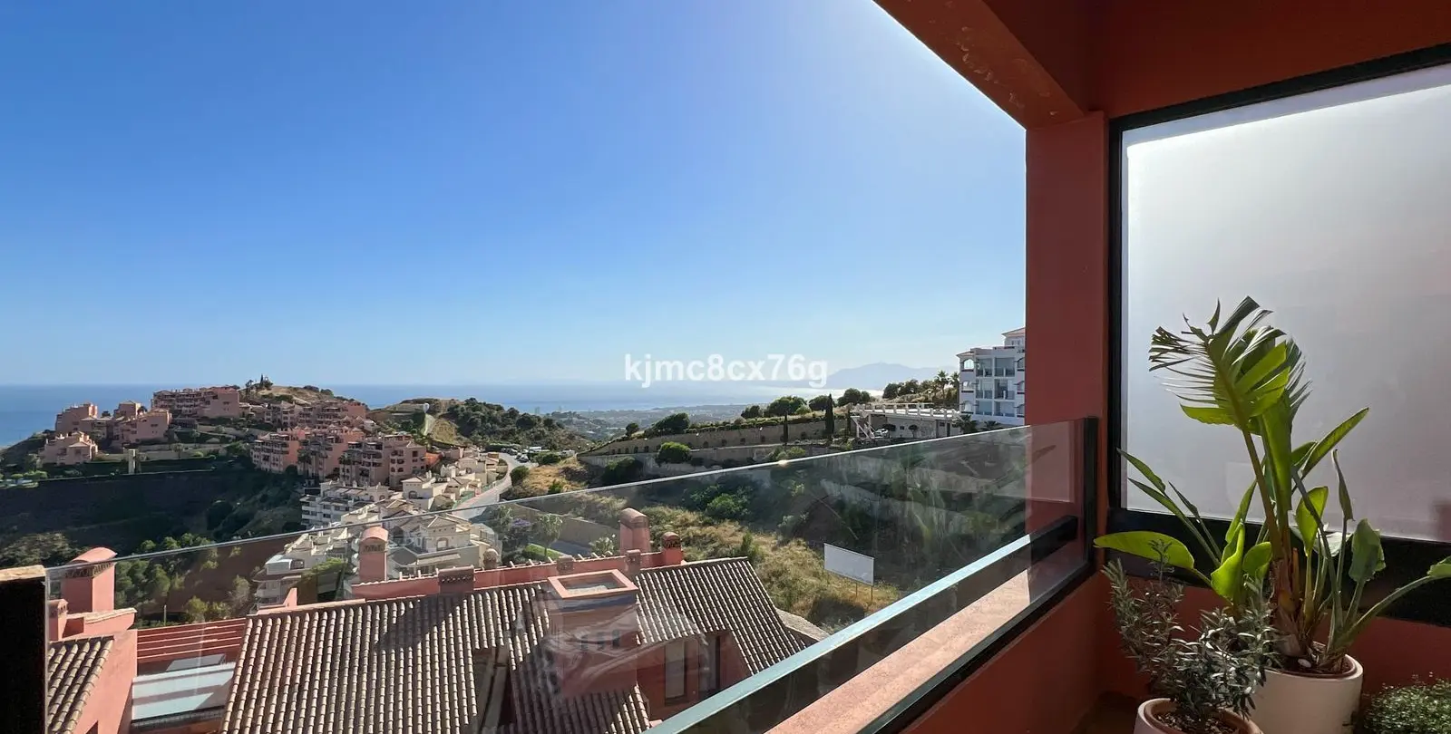 Sale of middle floor apartment in Calahonda 3