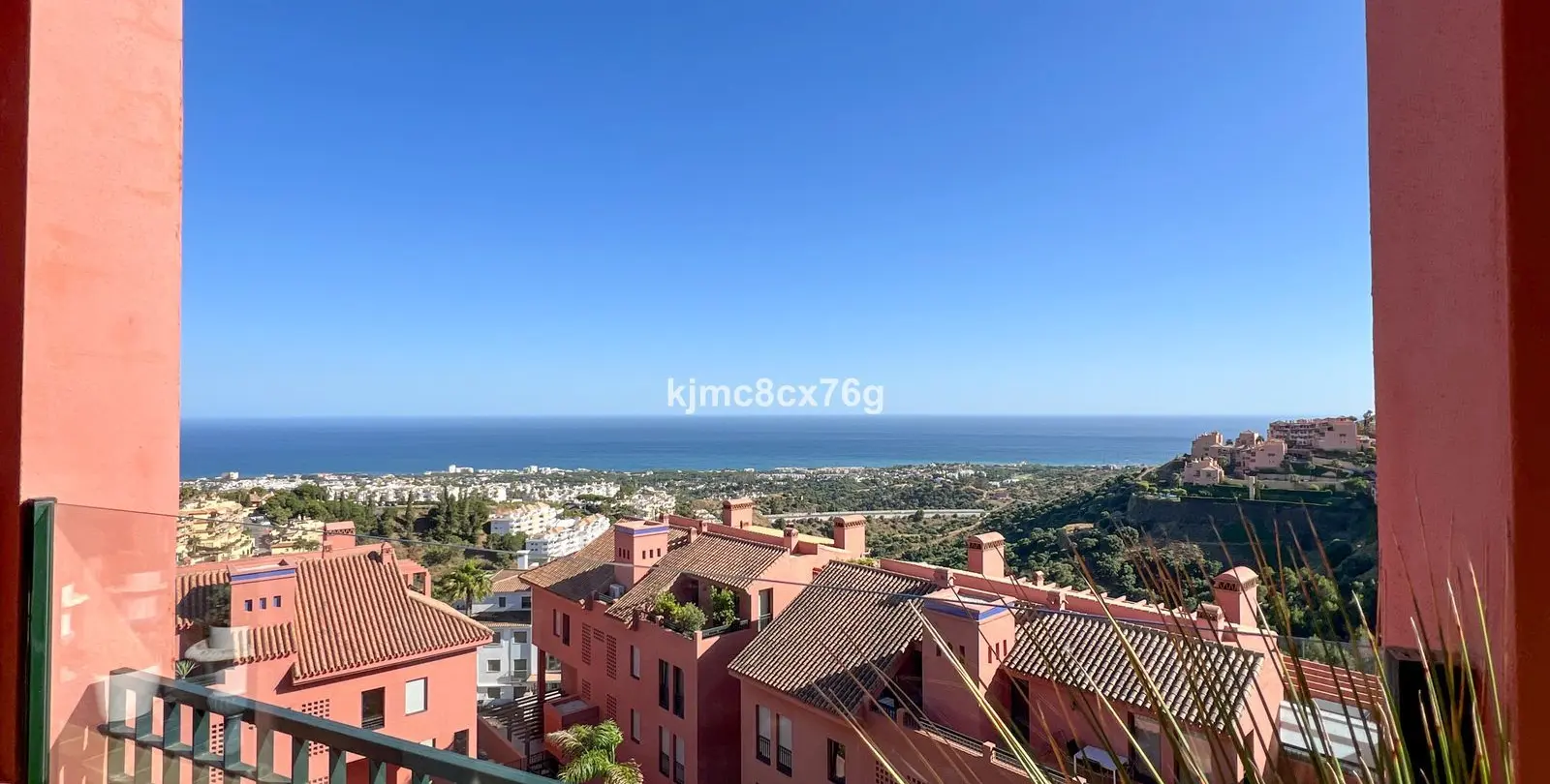 Sale of middle floor apartment in Calahonda 4