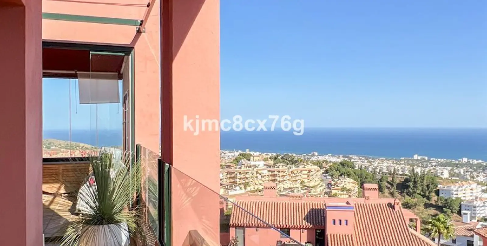 Sale of middle floor apartment in Calahonda 5