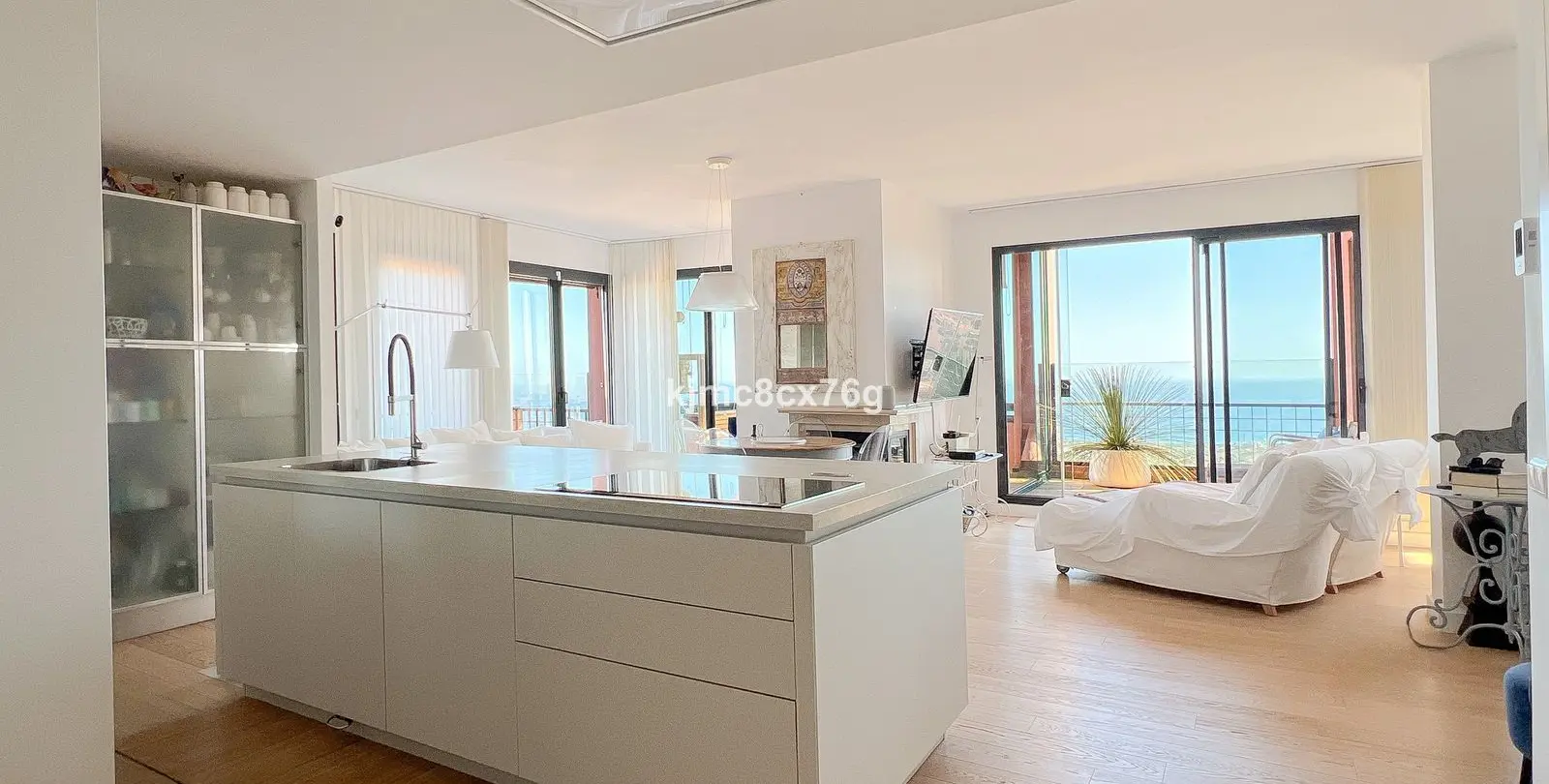 Sale of middle floor apartment in Calahonda 6