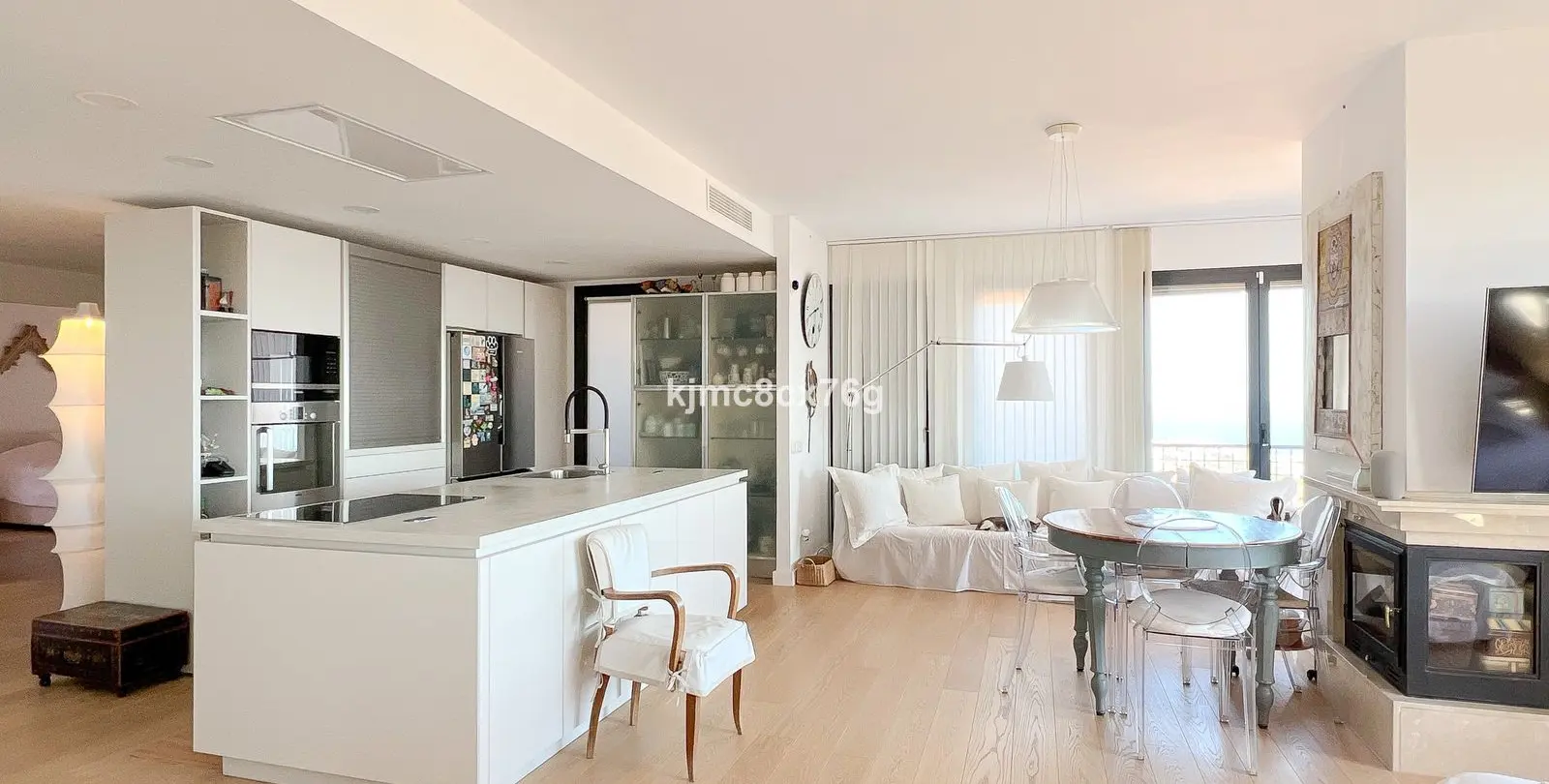 Sale of middle floor apartment in Calahonda 7