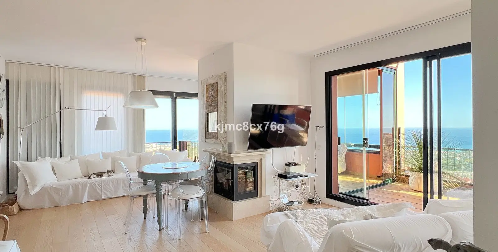 Sale of middle floor apartment in Calahonda 11