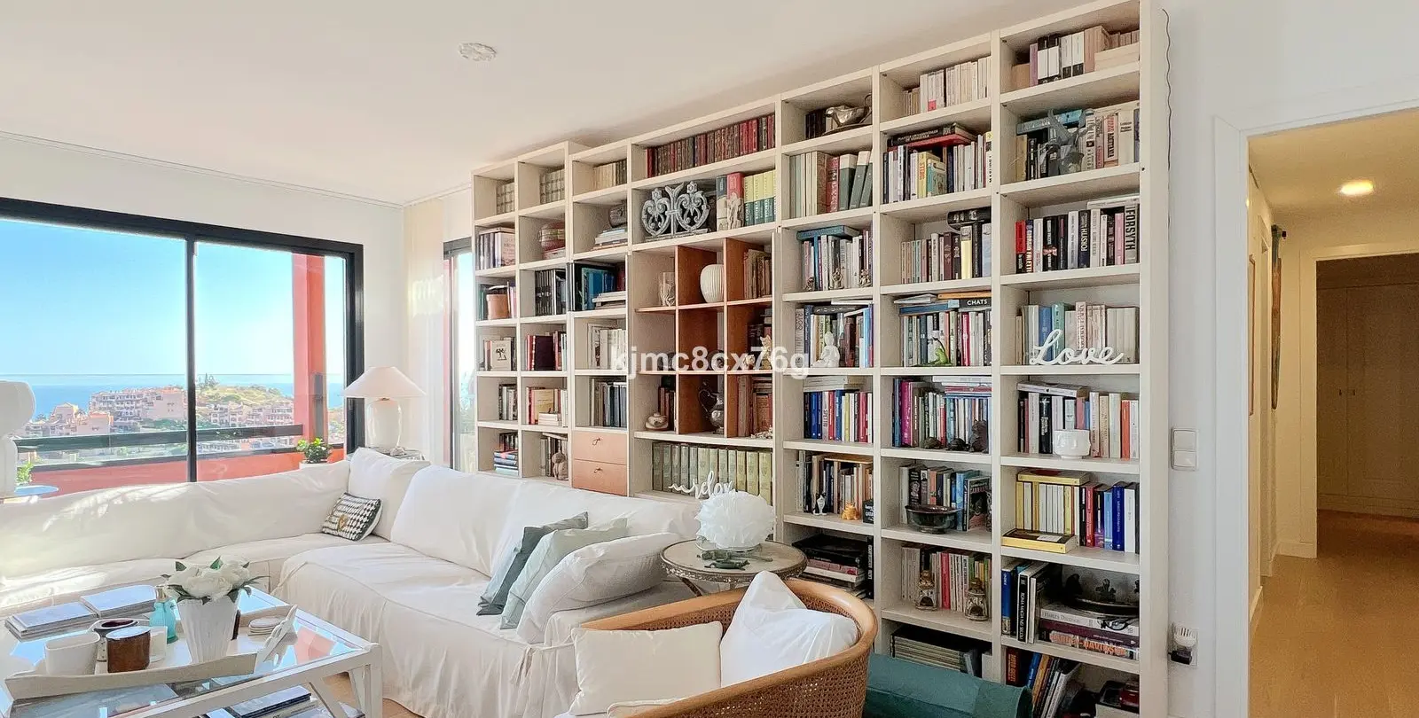 Sale of middle floor apartment in Calahonda 12