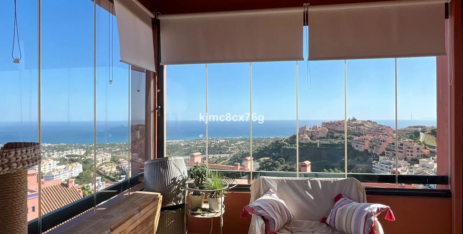 Sale of middle floor apartment in Calahonda 13
