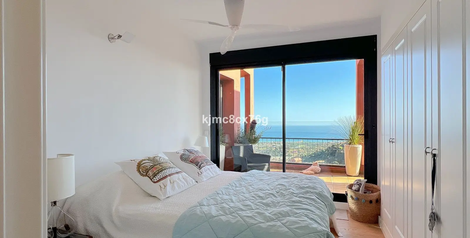 Sale of middle floor apartment in Calahonda 14
