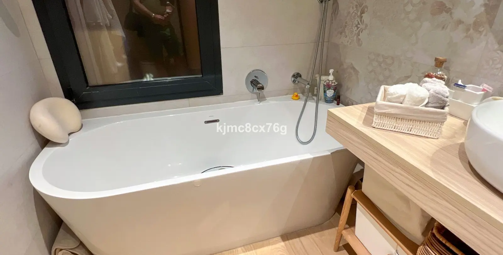 Sale of middle floor apartment in Calahonda 17