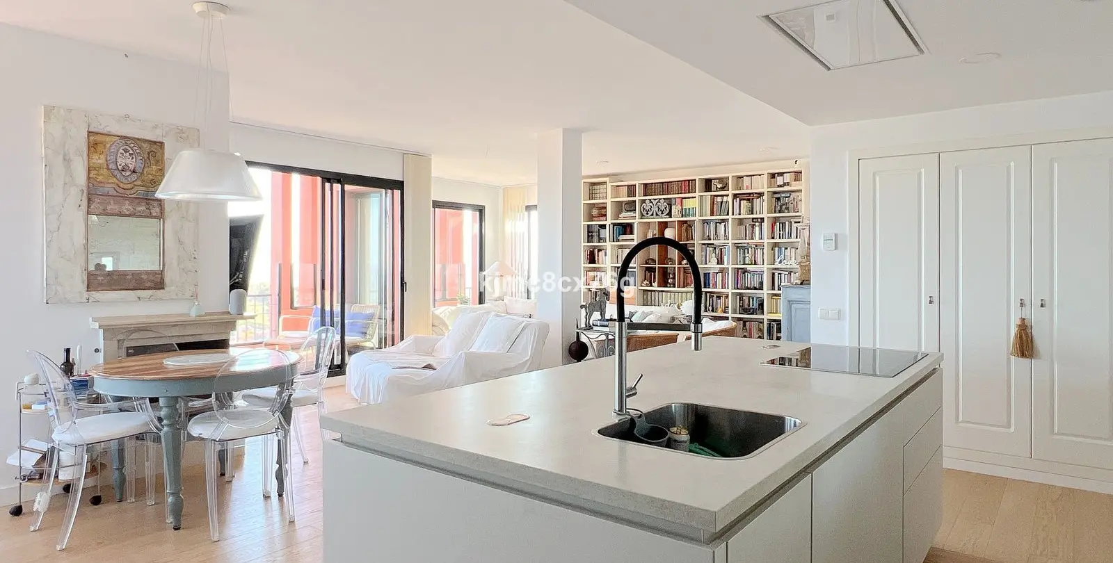 Sale of middle floor apartment in Calahonda 22