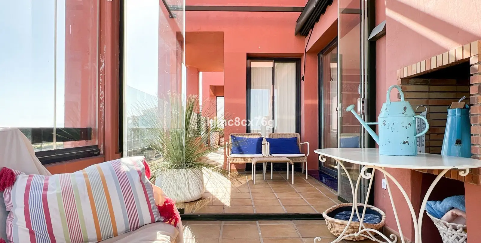 Sale of middle floor apartment in Calahonda 24