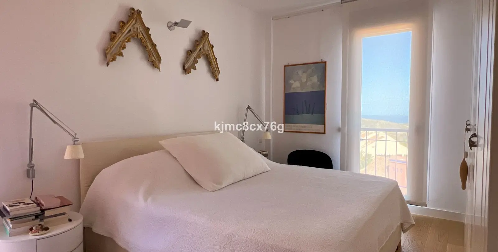 Sale of middle floor apartment in Calahonda 26