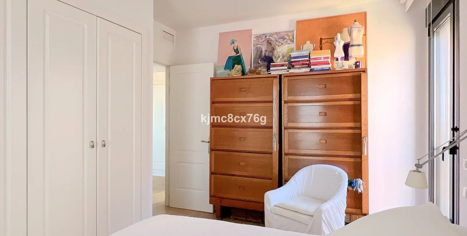 Sale of middle floor apartment in Calahonda 27