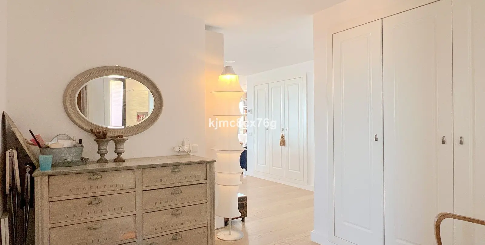 Sale of middle floor apartment in Calahonda 28
