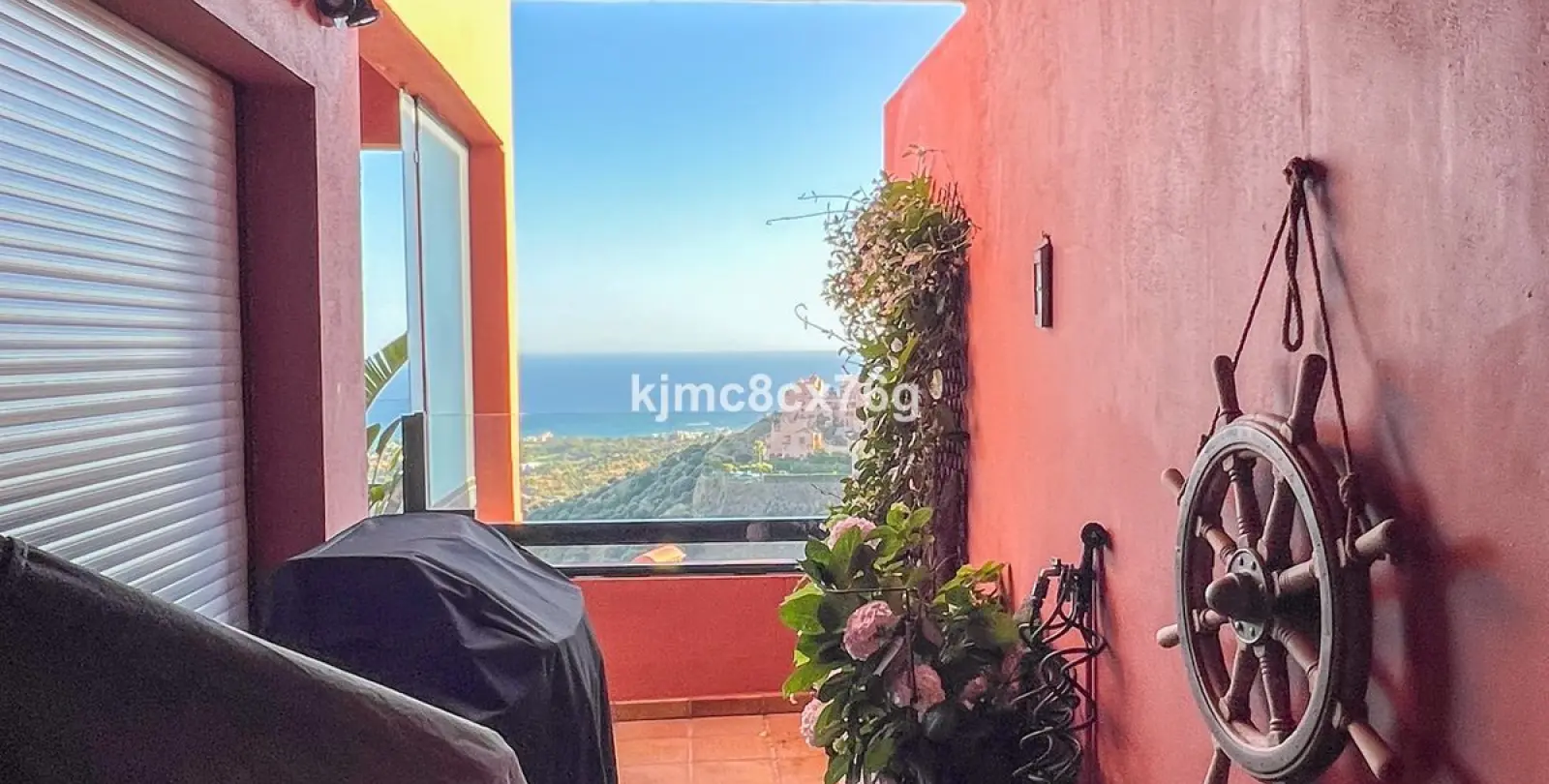 Sale of middle floor apartment in Calahonda 32