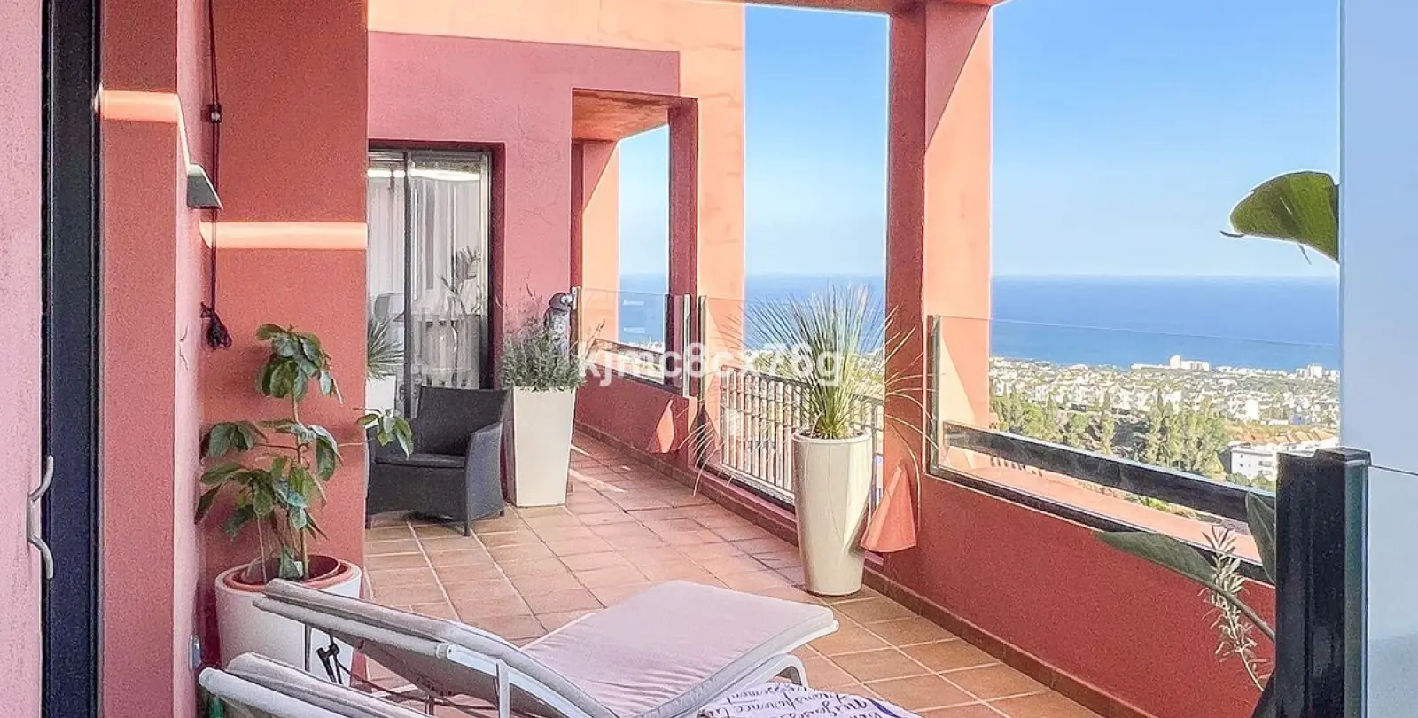 Sale of middle floor apartment in Calahonda 33