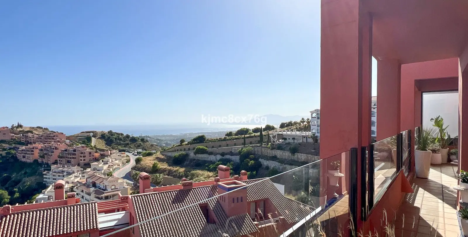 Sale of middle floor apartment in Calahonda 35