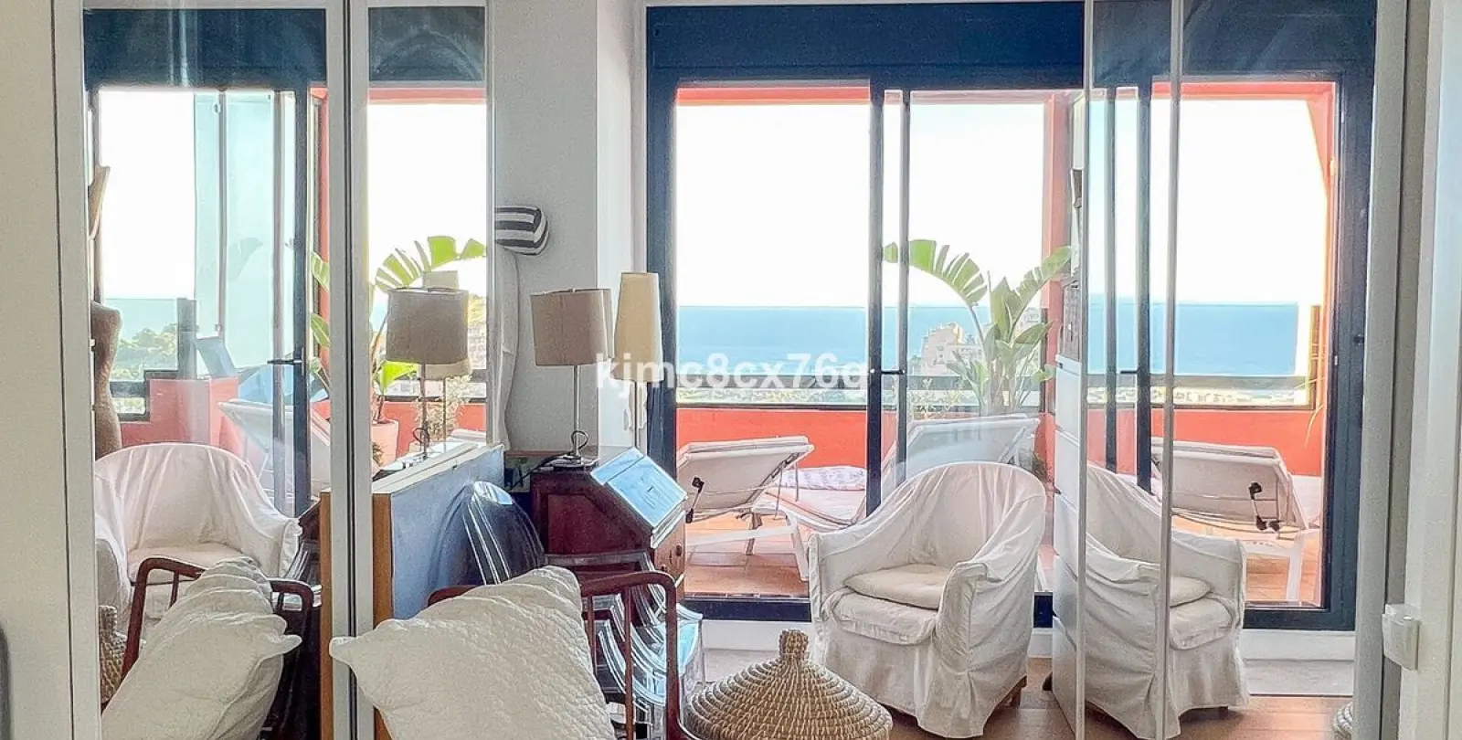 Sale of middle floor apartment in Calahonda 36
