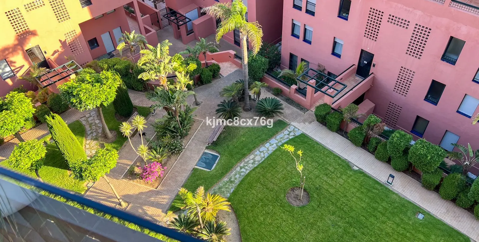 Sale of middle floor apartment in Calahonda 38