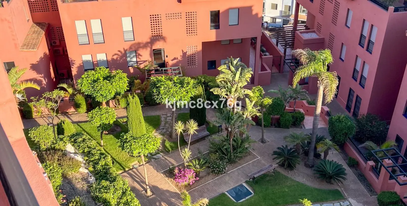 Sale of middle floor apartment in Calahonda 39