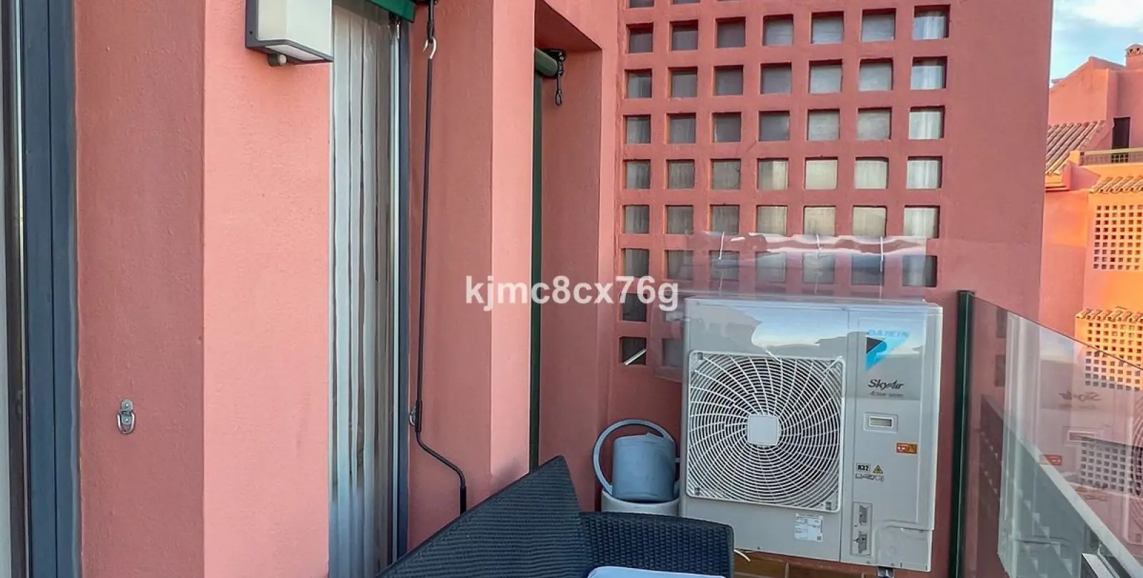 Sale of middle floor apartment in Calahonda 40