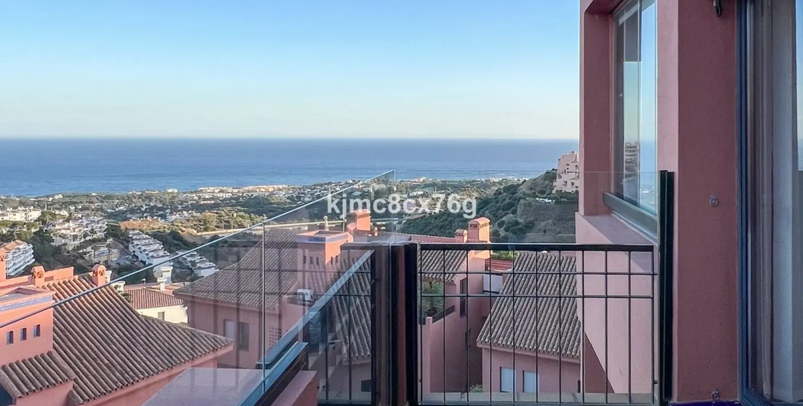 Sale of middle floor apartment in Calahonda 41