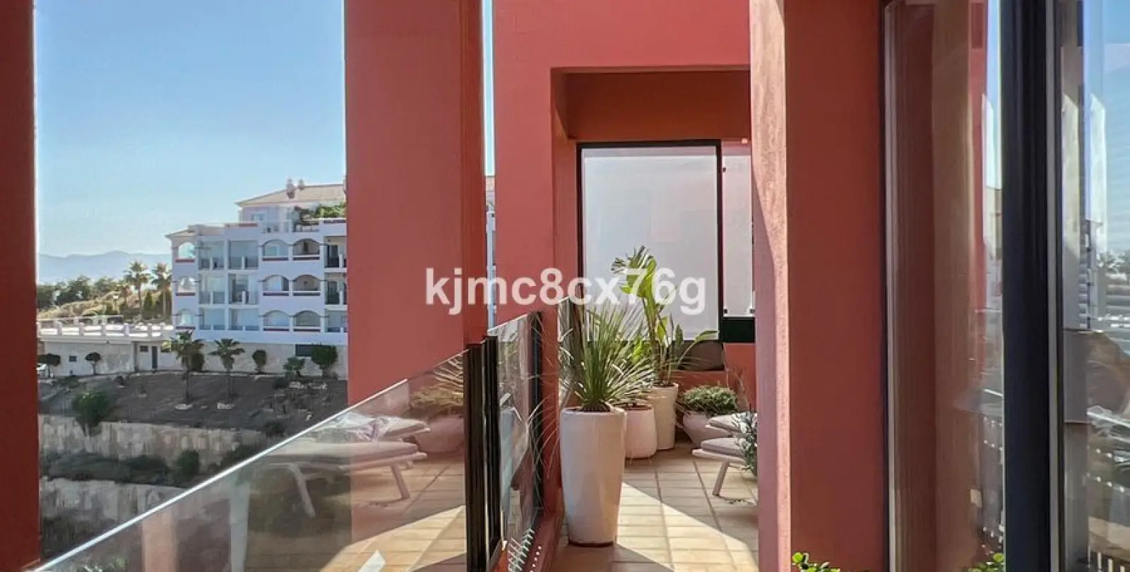 Sale of middle floor apartment in Calahonda 42