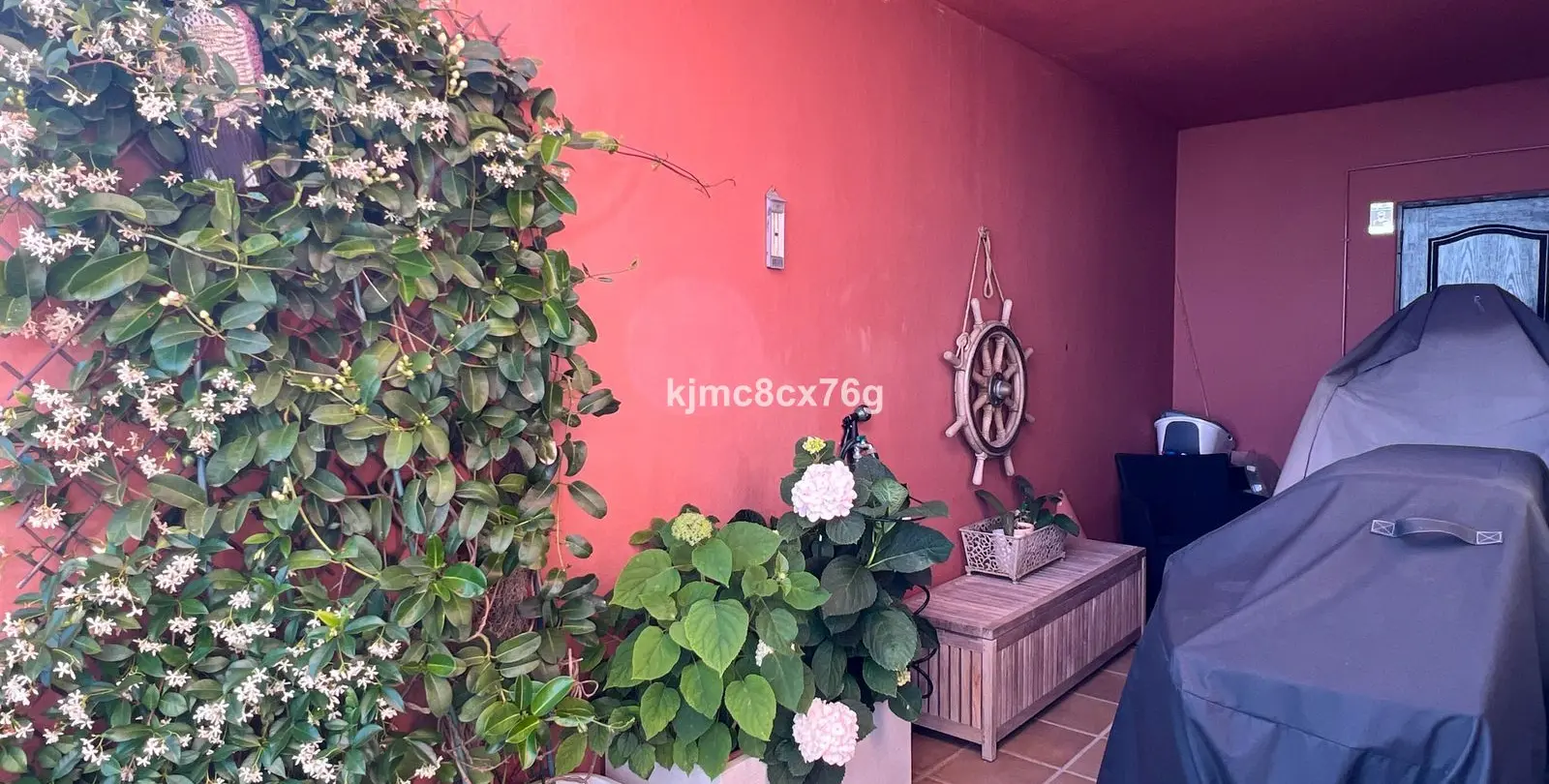 Sale of middle floor apartment in Calahonda 44