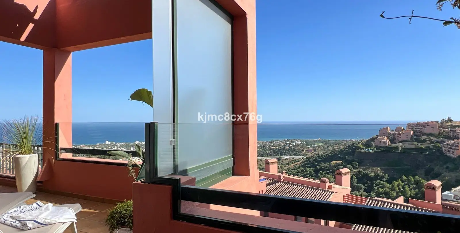 Sale of middle floor apartment in Calahonda 45