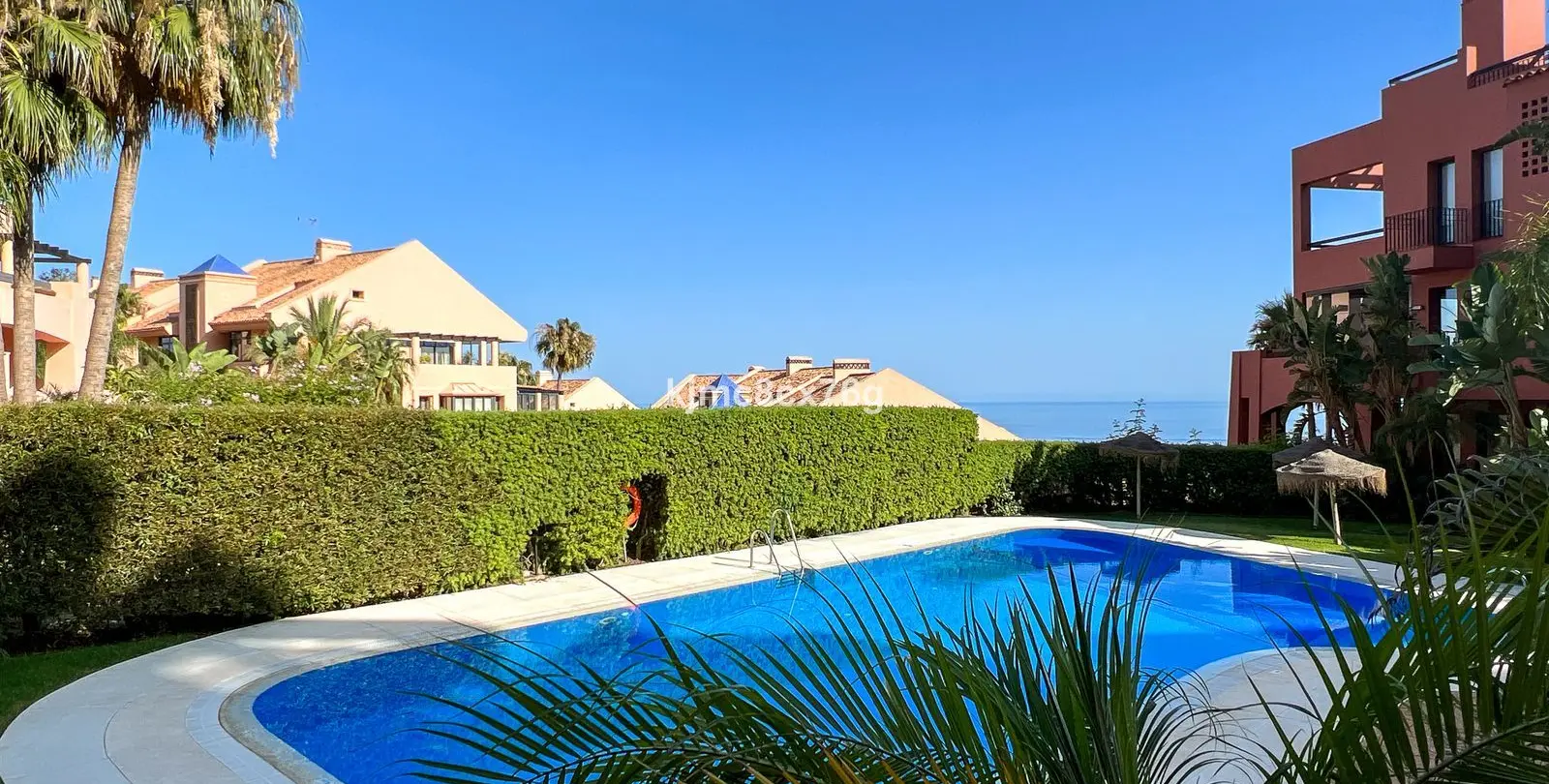 Sale of middle floor apartment in Calahonda 47