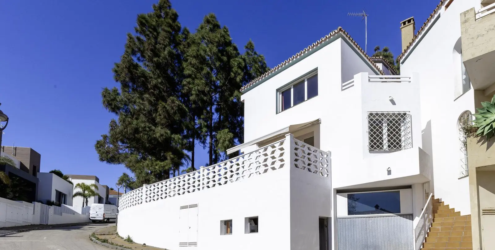 Sale of detached villa in Marbella 1