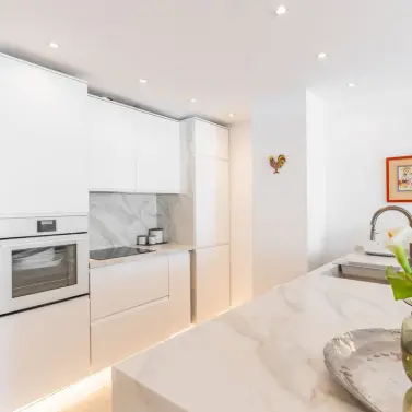 Sale of middle floor apartment in Estepona