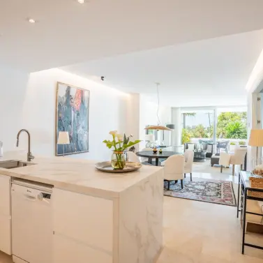 Sale of middle floor apartment in Estepona