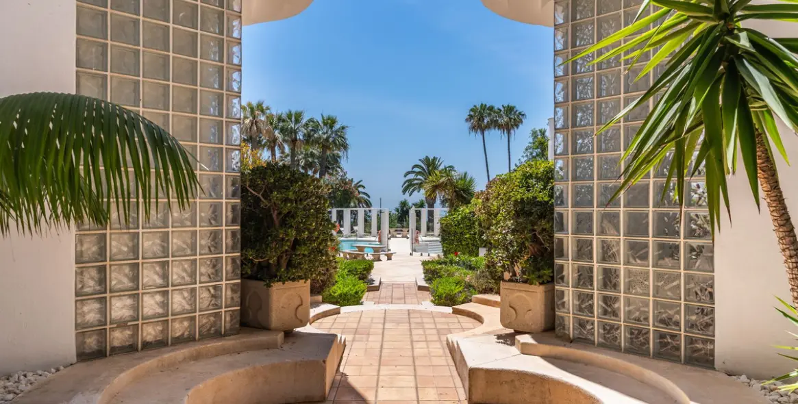 Sale of middle floor apartment in Estepona 26