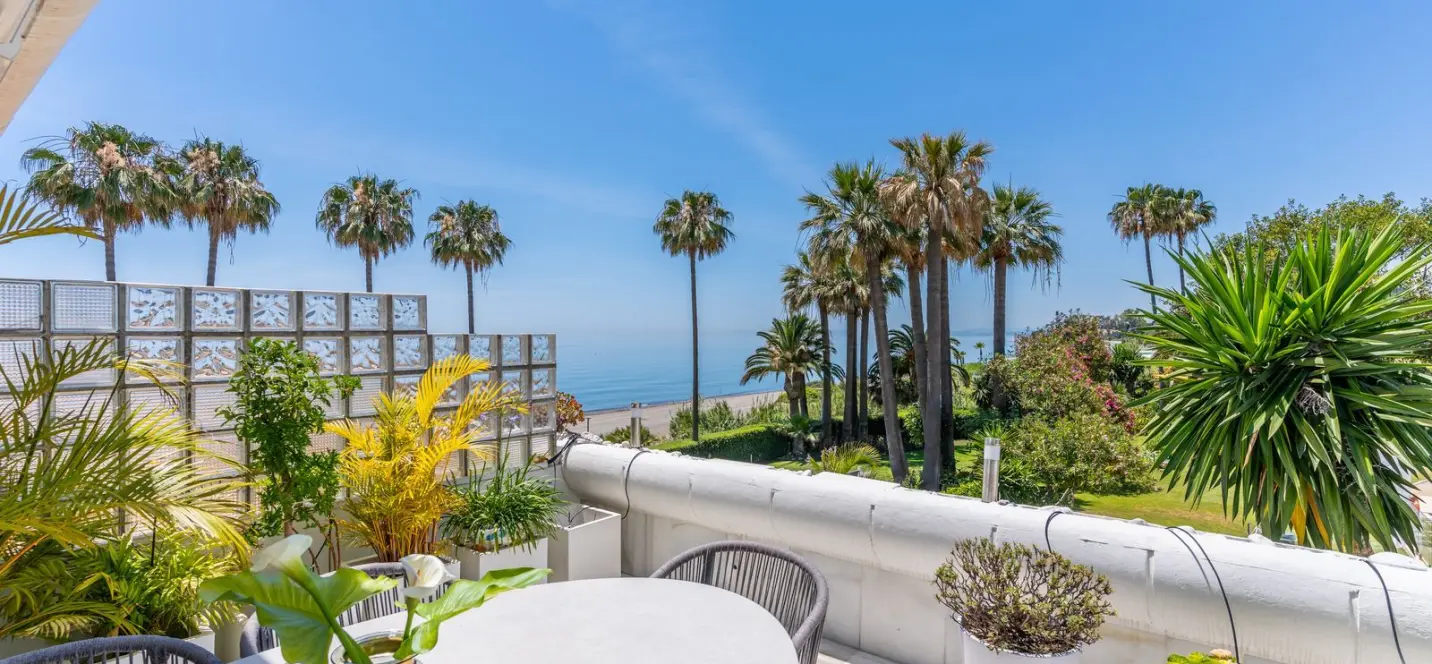 Продажа апартаментов на среднем этаже в Estepona 0