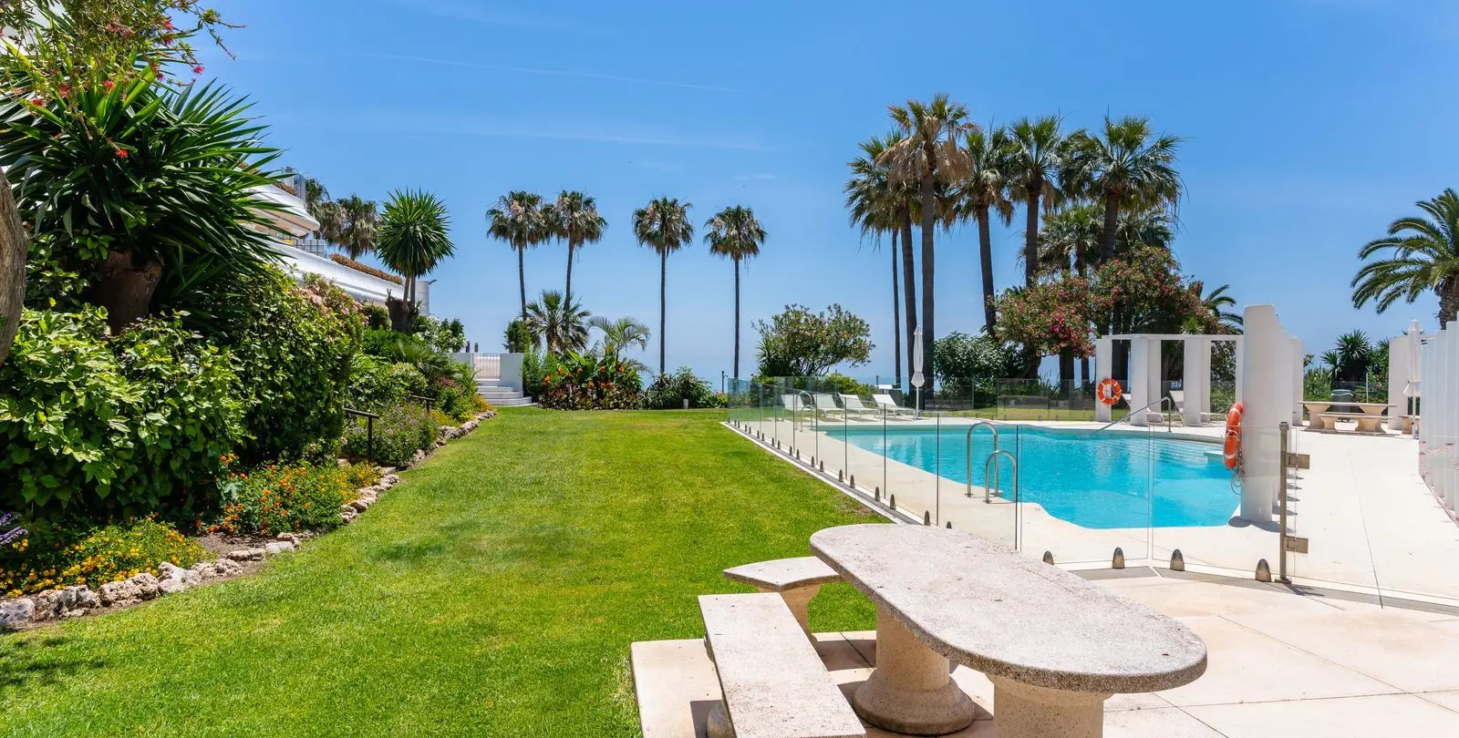 Продажа апартаментов на среднем этаже в Estepona 22