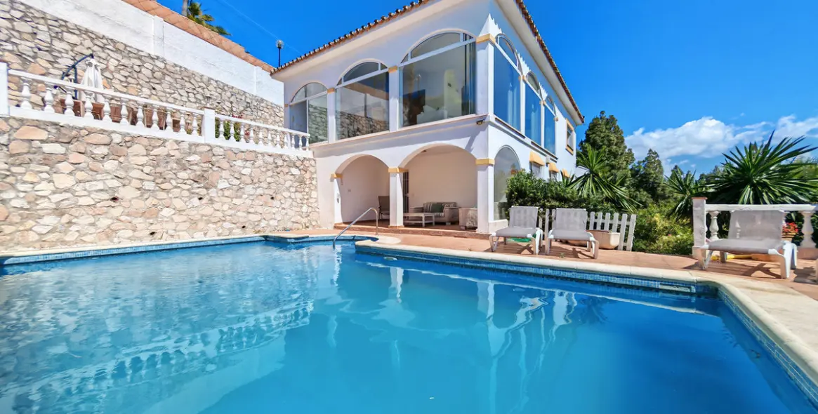 Sale of detached villa in El Chaparral 18