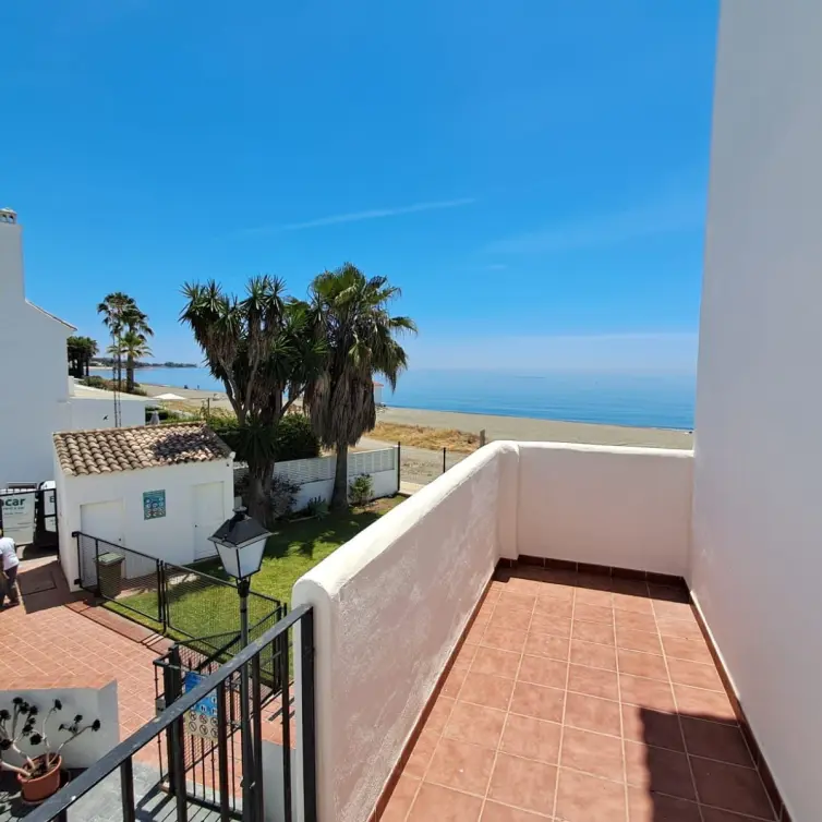 Sale of detached villa in Estepona