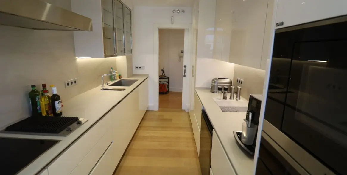 Venta de apartamento en planta baja en San Pedro de Alcántara 24