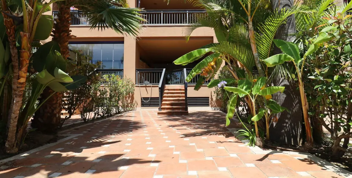 Venta de apartamento en planta baja en San Pedro de Alcántara 38