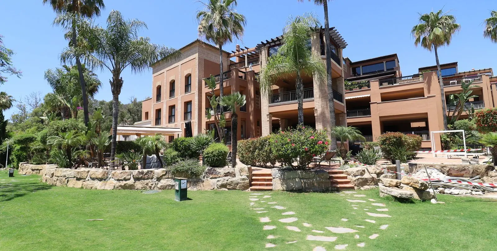 Venta de apartamento en planta baja en San Pedro de Alcántara 1