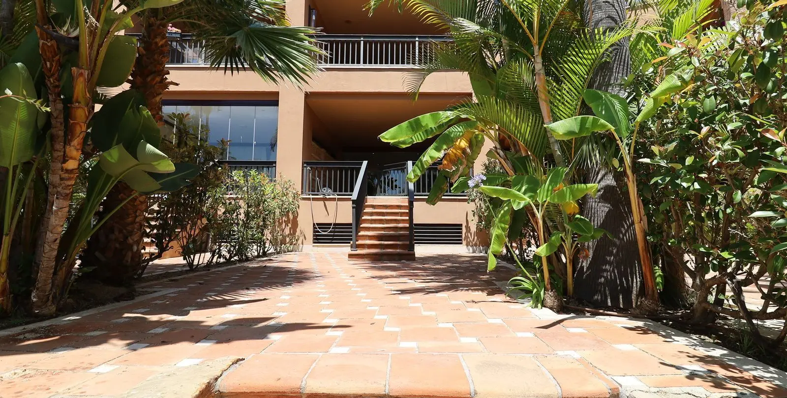 Venta de apartamento en planta baja en San Pedro de Alcántara 2
