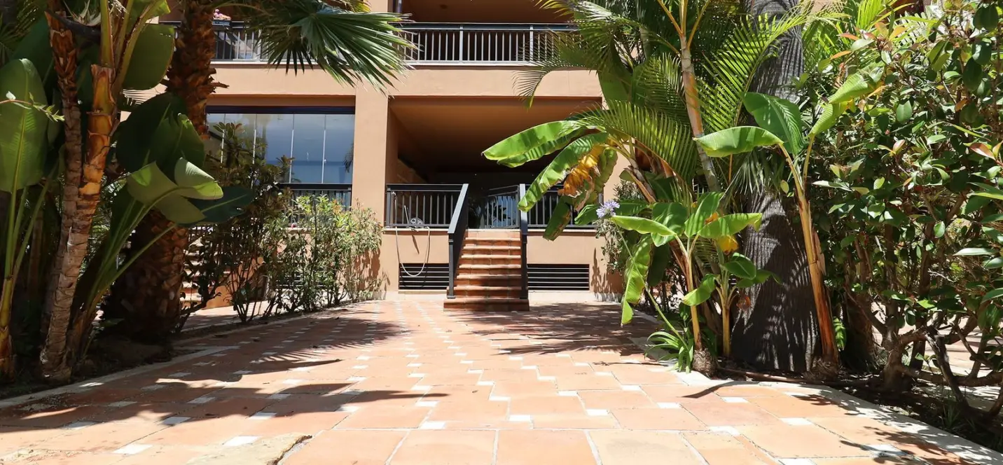 Venta de apartamento en planta baja en San Pedro de Alcántara 1