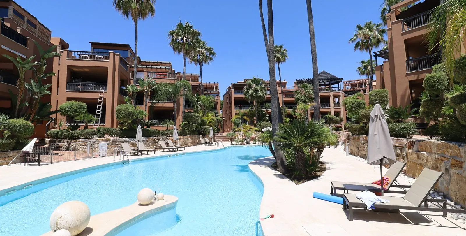 Venta de apartamento en planta baja en San Pedro de Alcántara 3