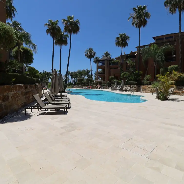 Venta de apartamento en planta baja en San Pedro de Alcántara