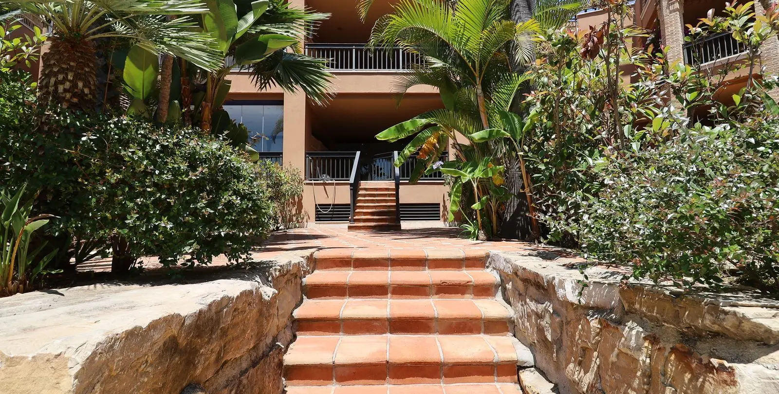 Venta de apartamento en planta baja en San Pedro de Alcántara 8