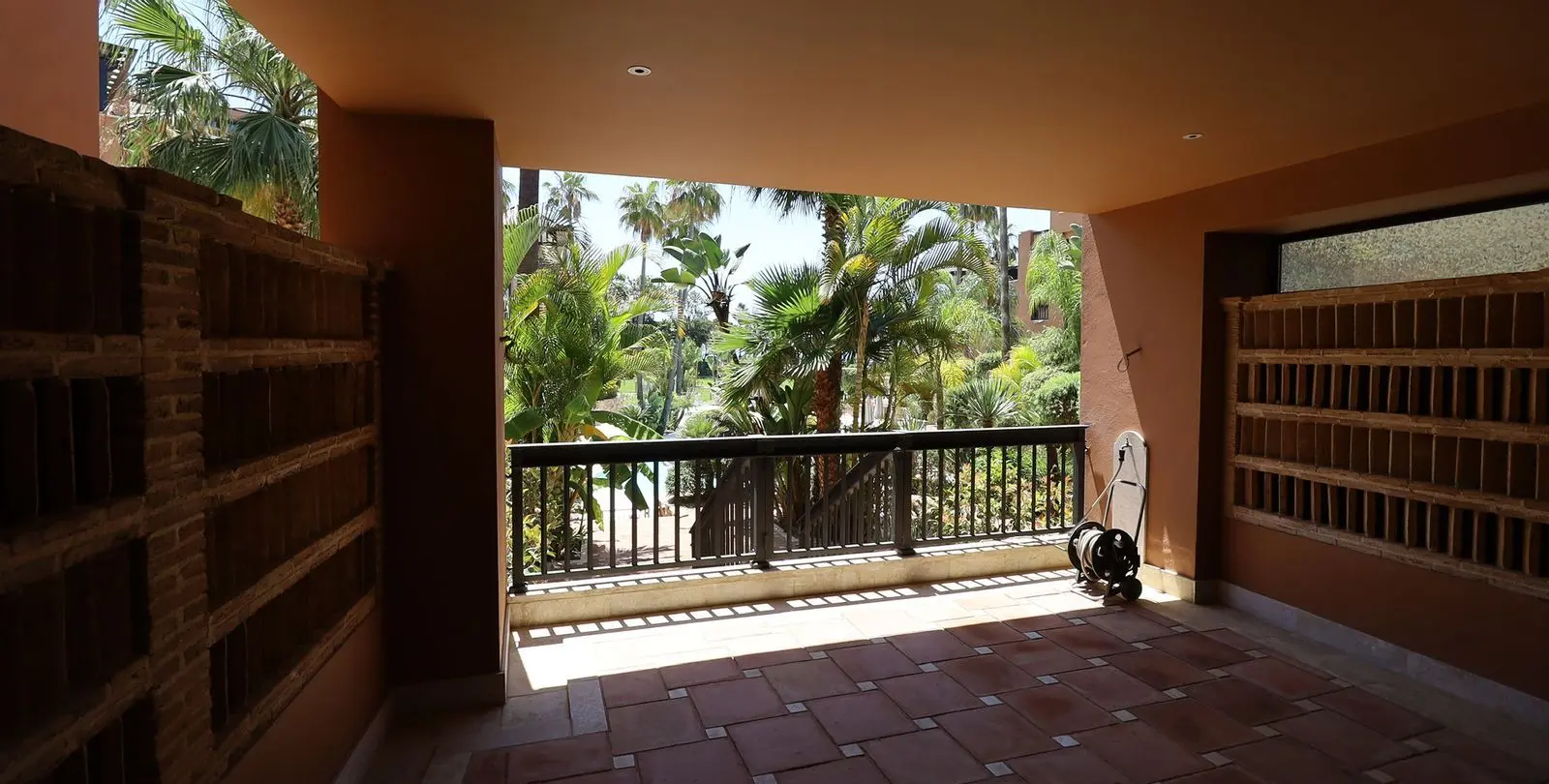 Venta de apartamento en planta baja en San Pedro de Alcántara 9