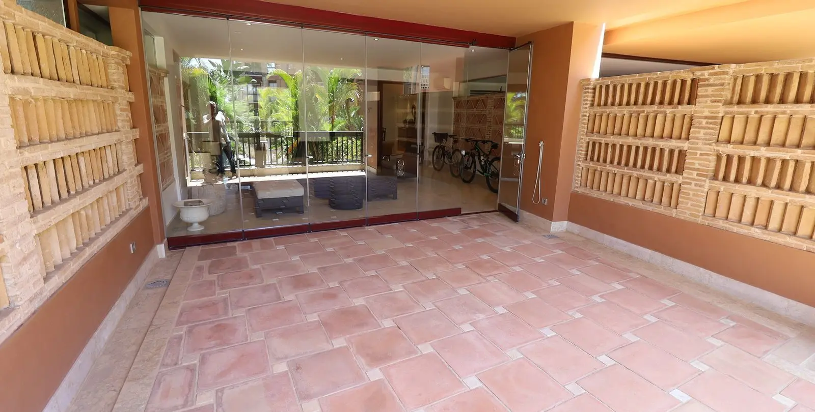 Venta de apartamento en planta baja en San Pedro de Alcántara 10
