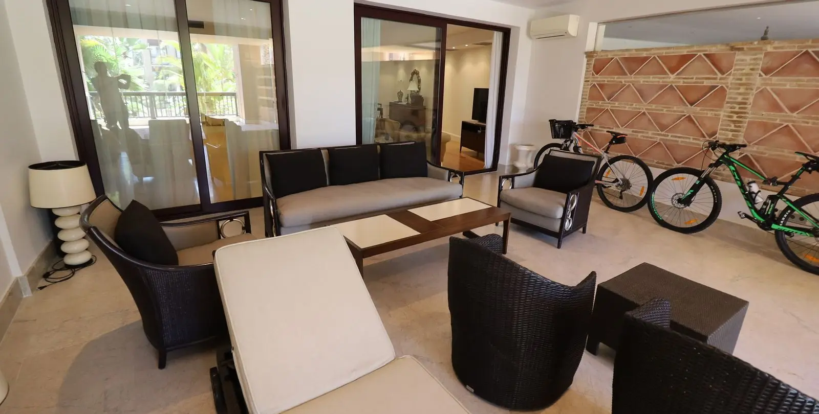 Venta de apartamento en planta baja en San Pedro de Alcántara 11